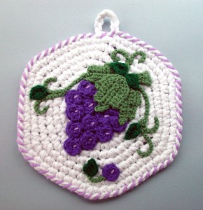 crochet_grapes_pot_holder_by_meekssandygirl-d3er9jm