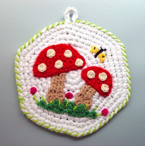crochet_mushrooms_pot_holder_by_meekssandygirl-d3er9pc
