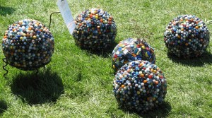 bowling-ball-mosaic-garden-art-ideas-8